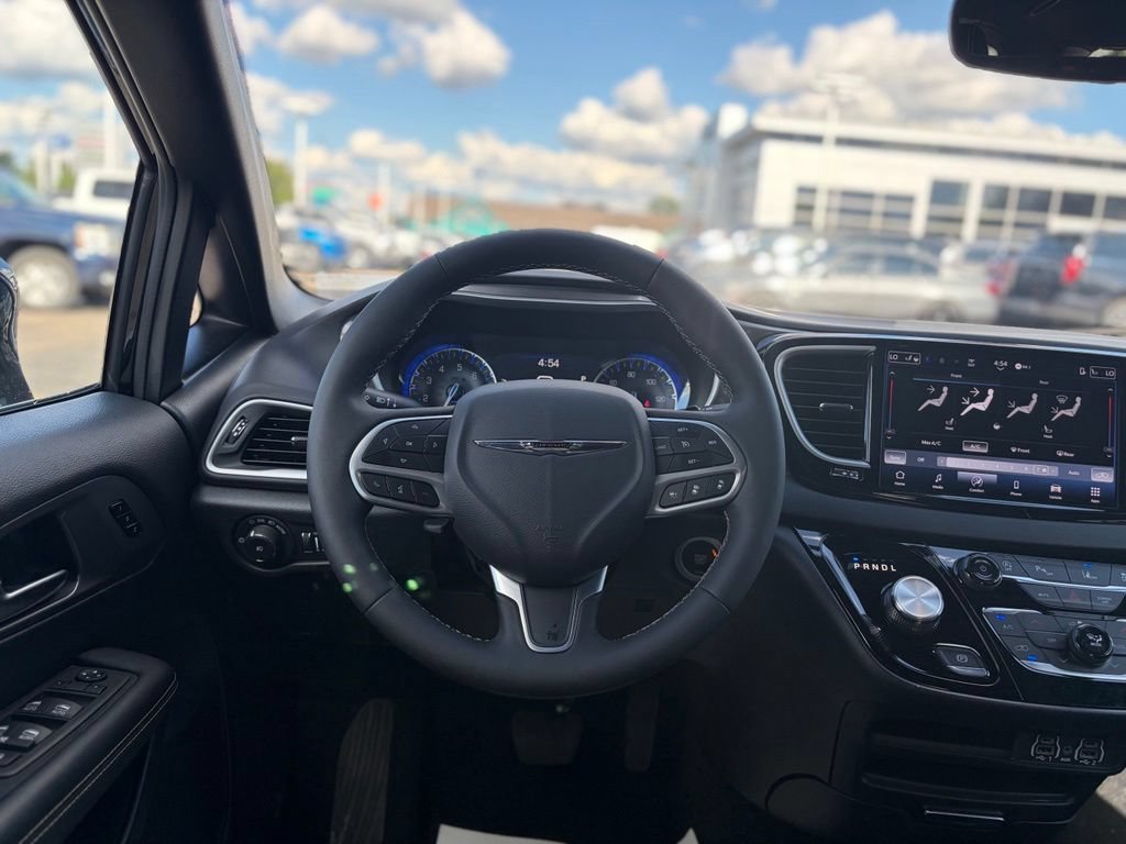 Certified 2025 Chrysler Pacifica Select FWD image 25