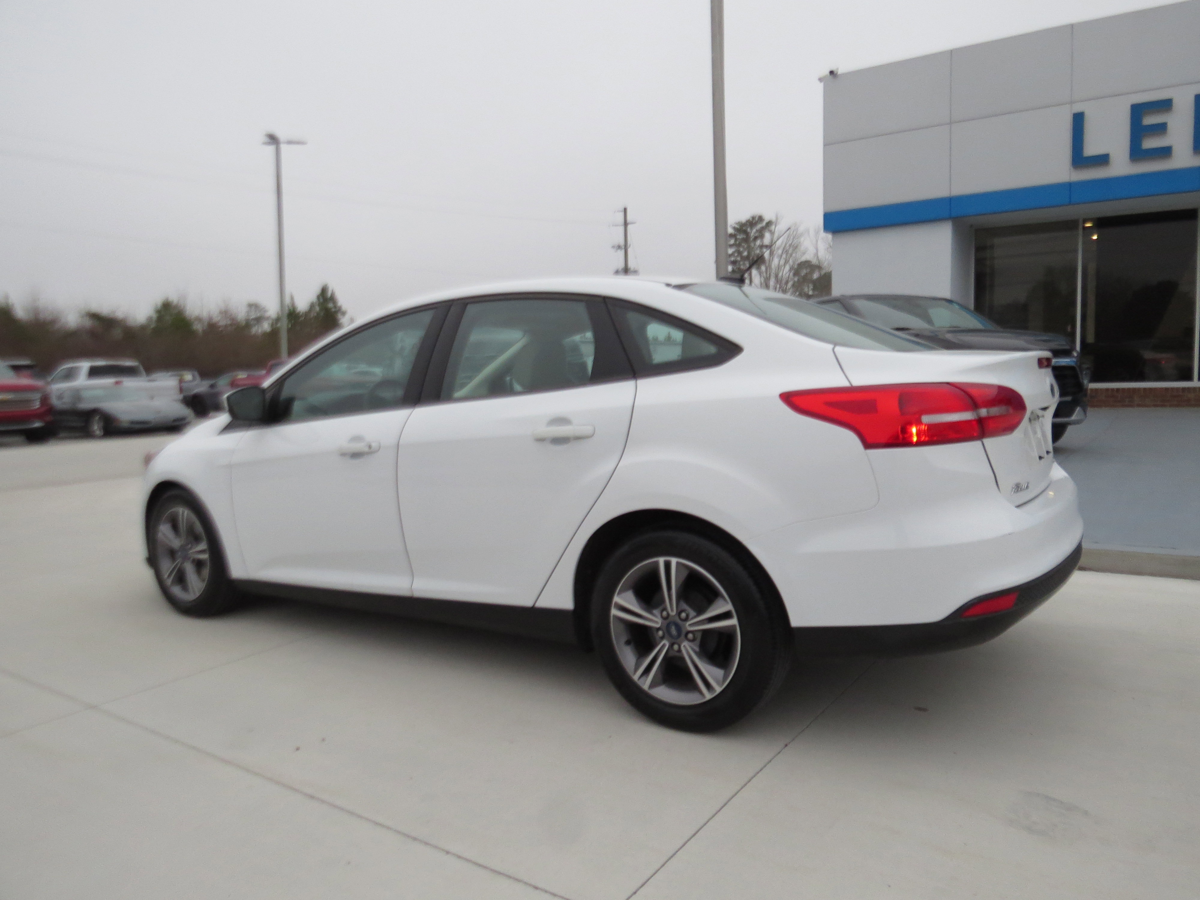 Used 2018 Ford Focus SE w/ SE Appearance Package image 3