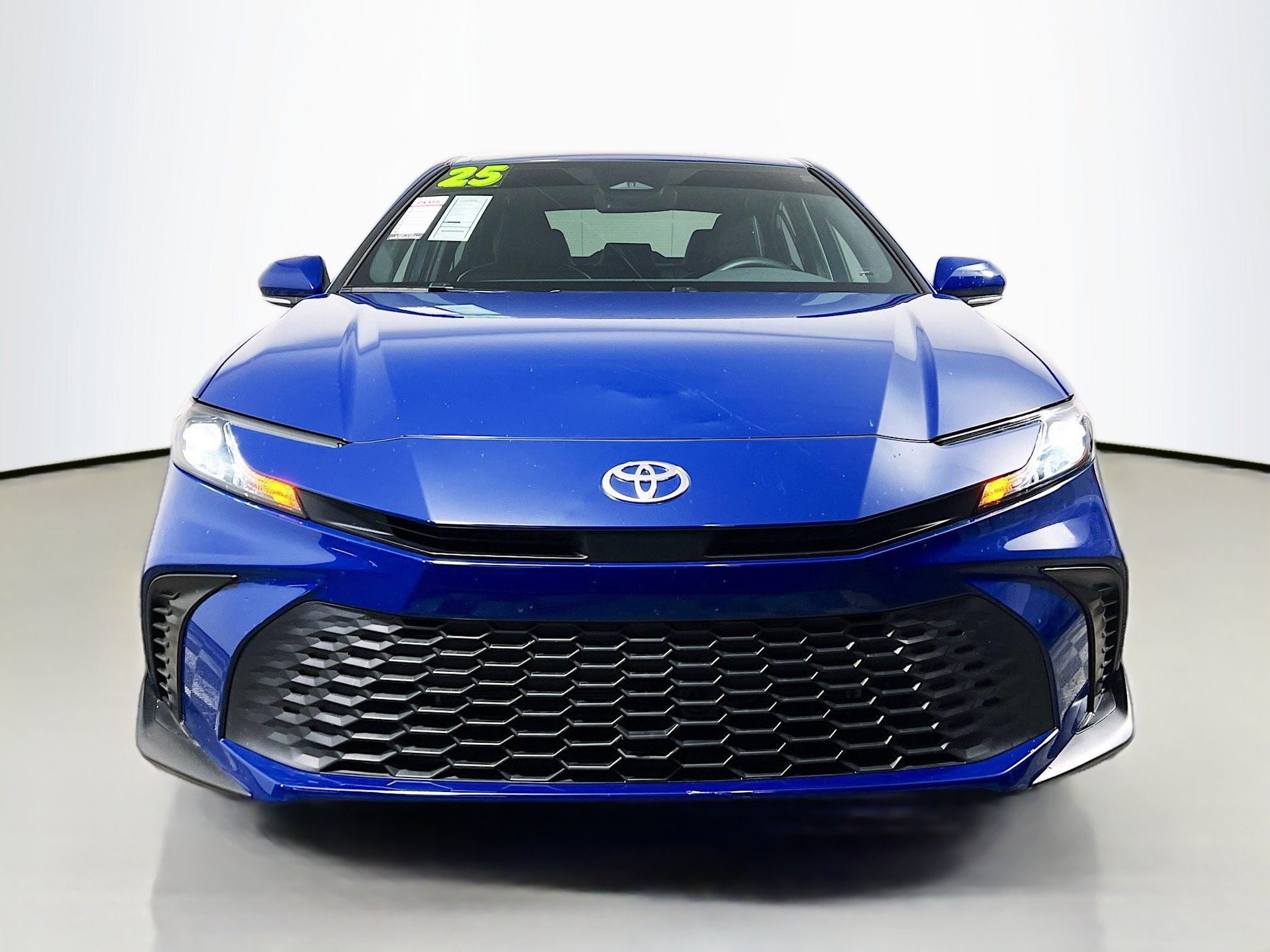 Used 2025 Toyota Camry SE w/ Convenience Package FWD image 11