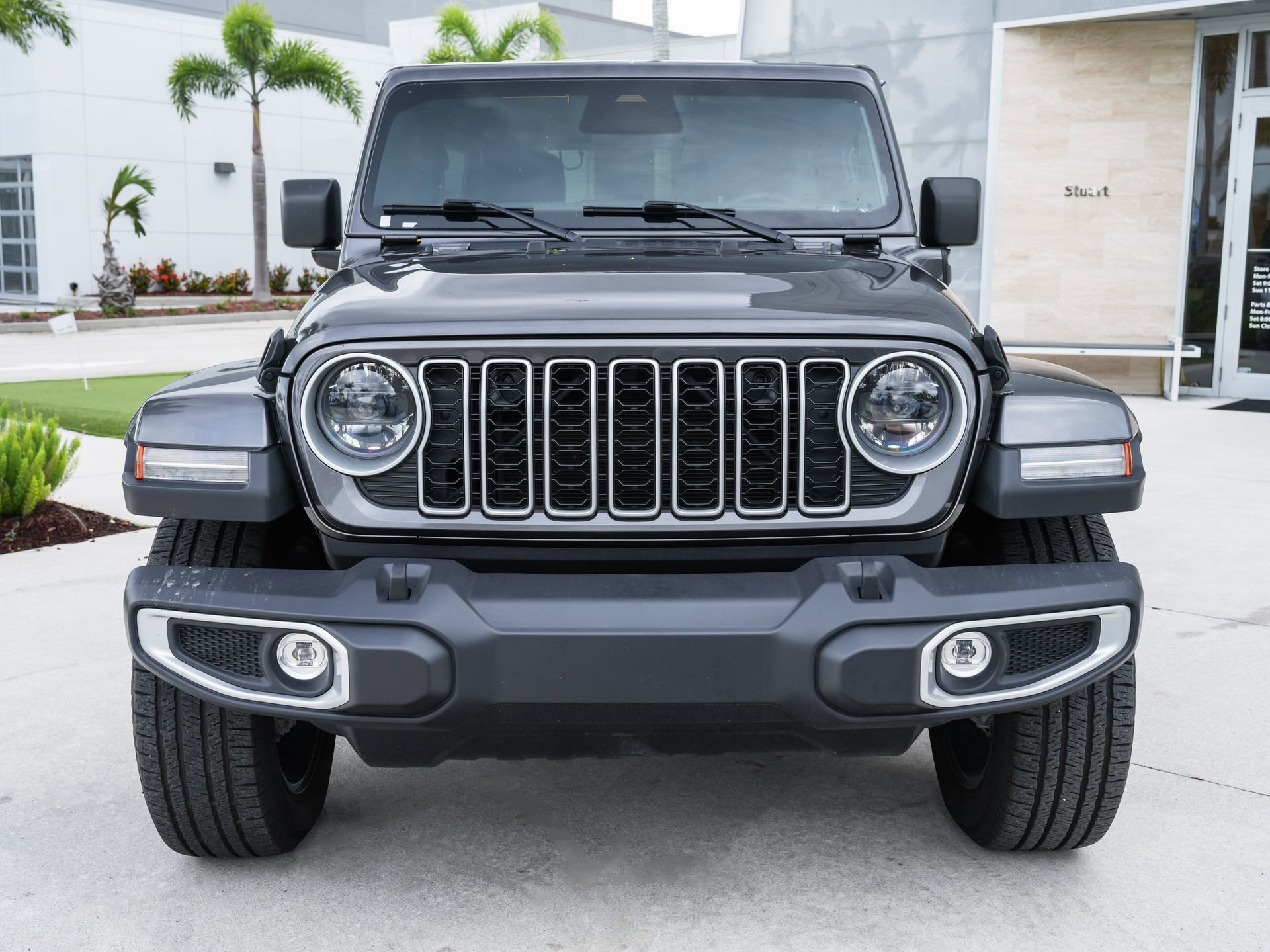 Used 2025 Jeep Wrangler Unlimited Sahara AWD/4WD image 4