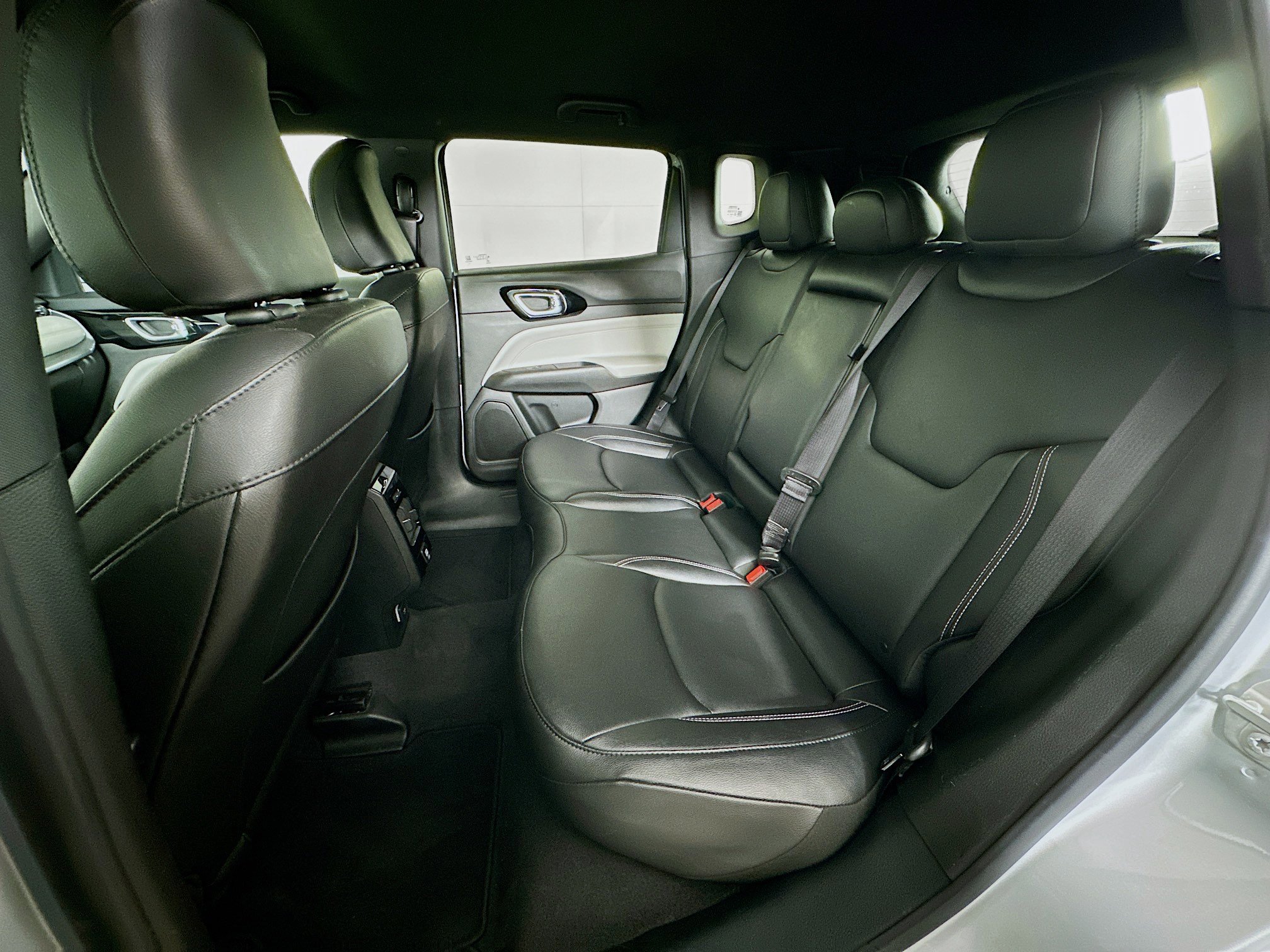 Used 2025 Jeep Compass Limited image 27