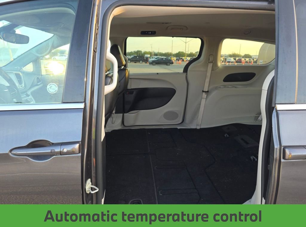 Used 2023 Chrysler Pacifica Touring-L FWD image 11