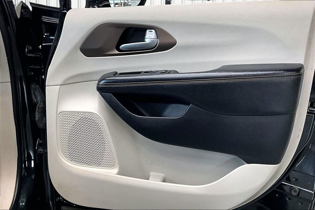 Used 2017 Chrysler Pacifica Touring-L image 29