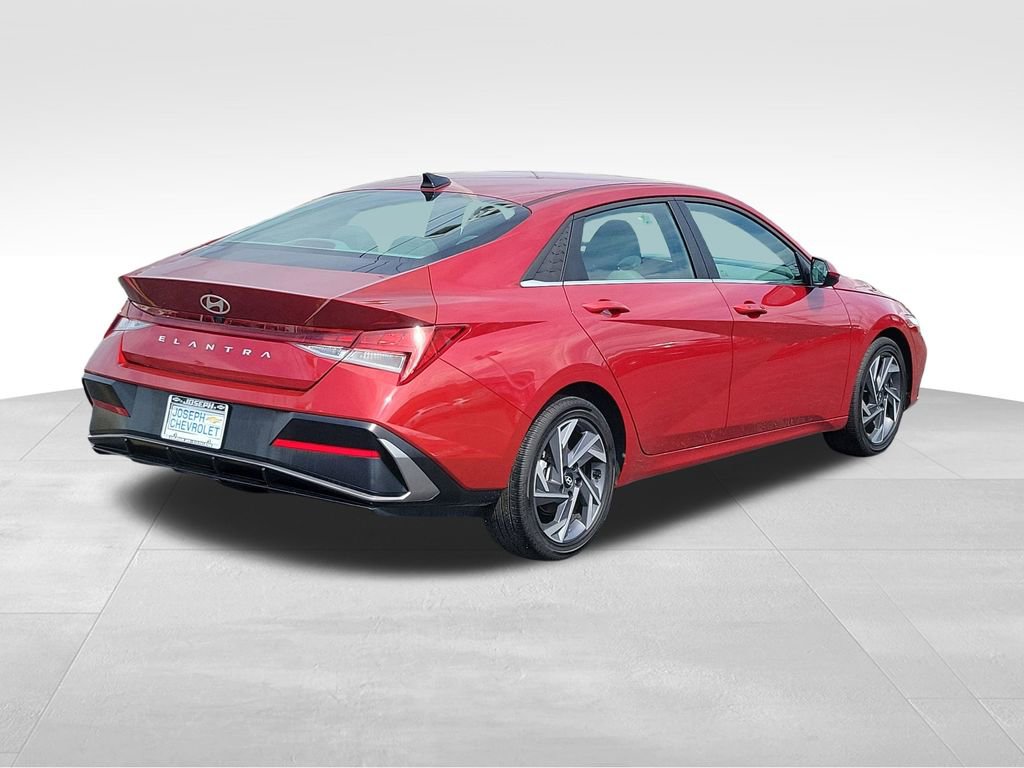 Used 2025 Hyundai Elantra SEL FWD image 4