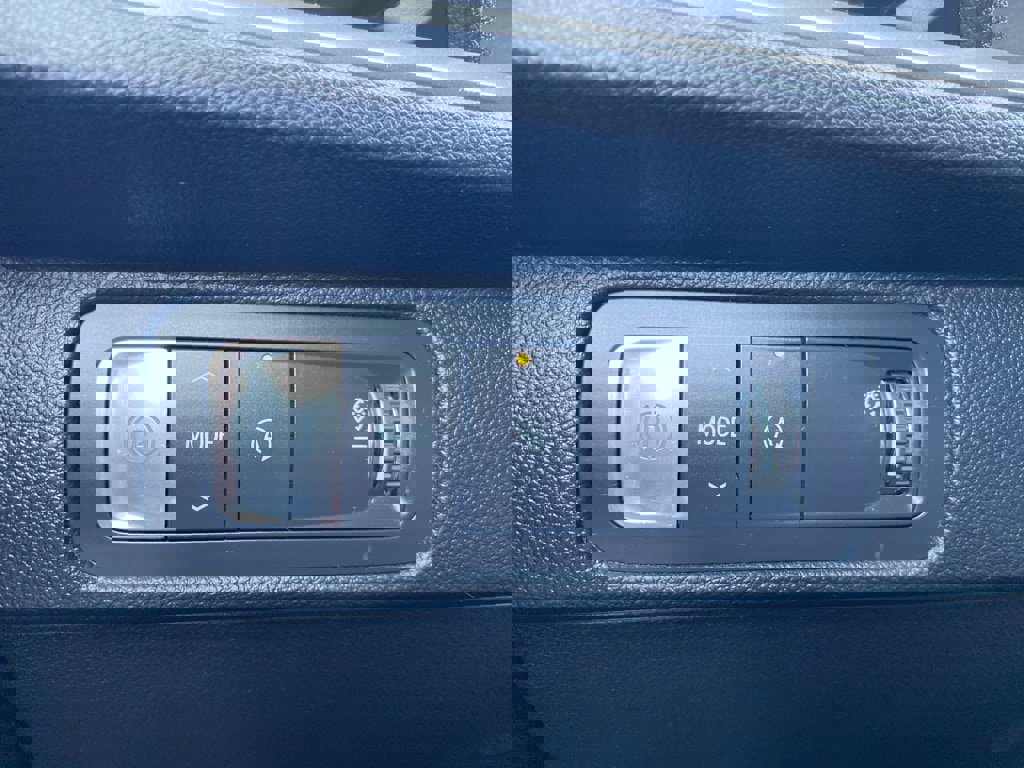 Used 2025 Chevrolet Traverse LT image 40