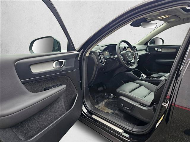 Used 2025 Volvo XC40 B5 Plus AWD/4WD image 17