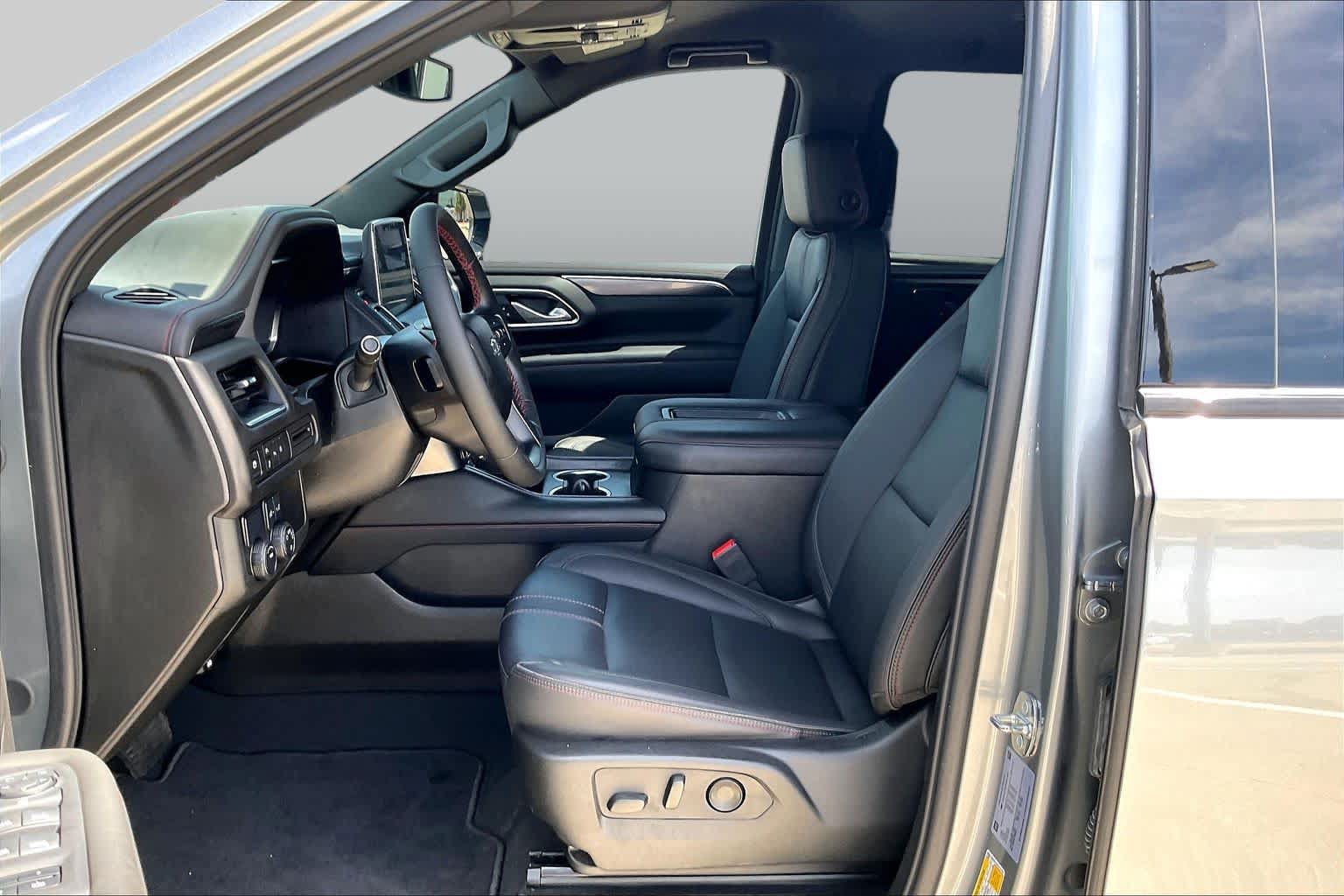 Used 2024 Chevrolet Suburban RST RWD image 8