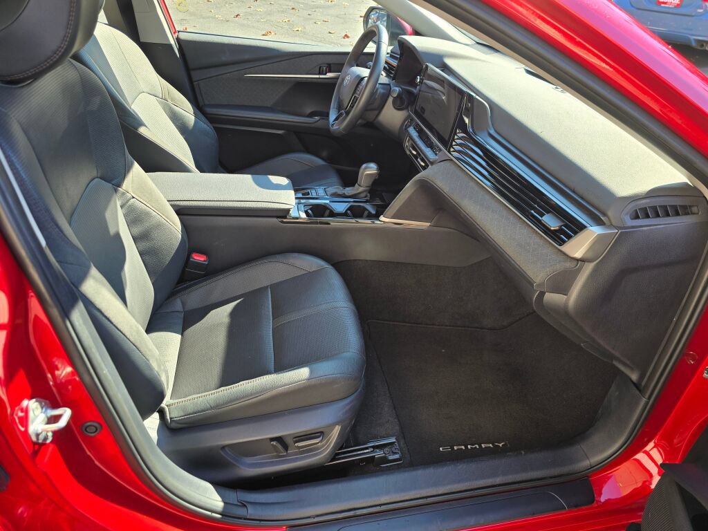Used 2025 Toyota Camry XLE FWD image 11