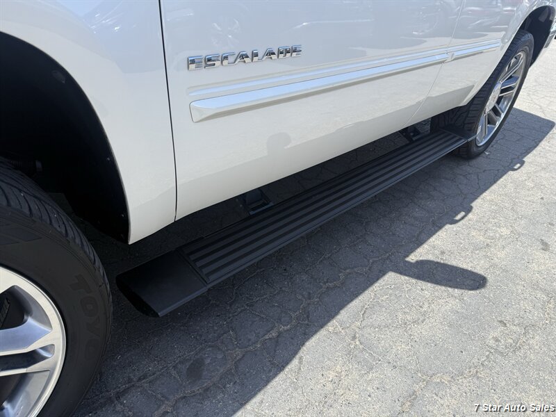 Used 2013 Cadillac Escalade Premium AWD/4WD image 16