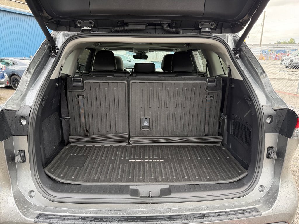 Used 2025 Toyota Highlander Limited AWD/4WD image 22
