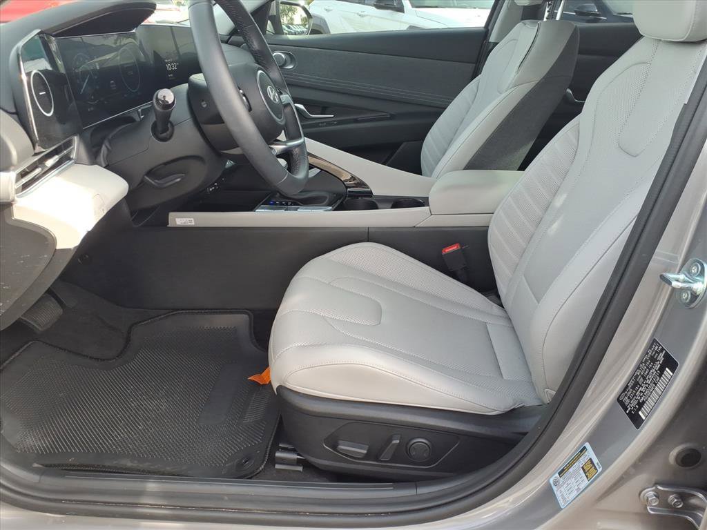 Certified 2025 Hyundai Elantra Limited FWD image 22