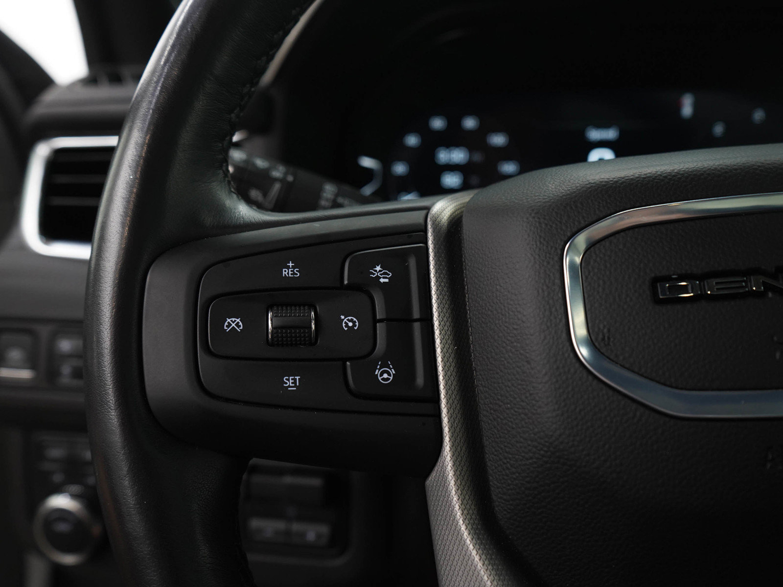 Used 2024 GMC Yukon Denali w/ Advanced Technology Package AWD/4WD image 29