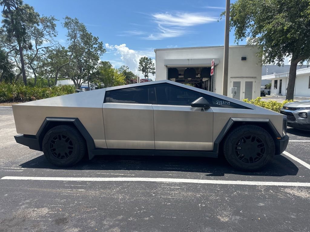 Used 2024 Tesla Cybertruck AWD Crew Cab image 6