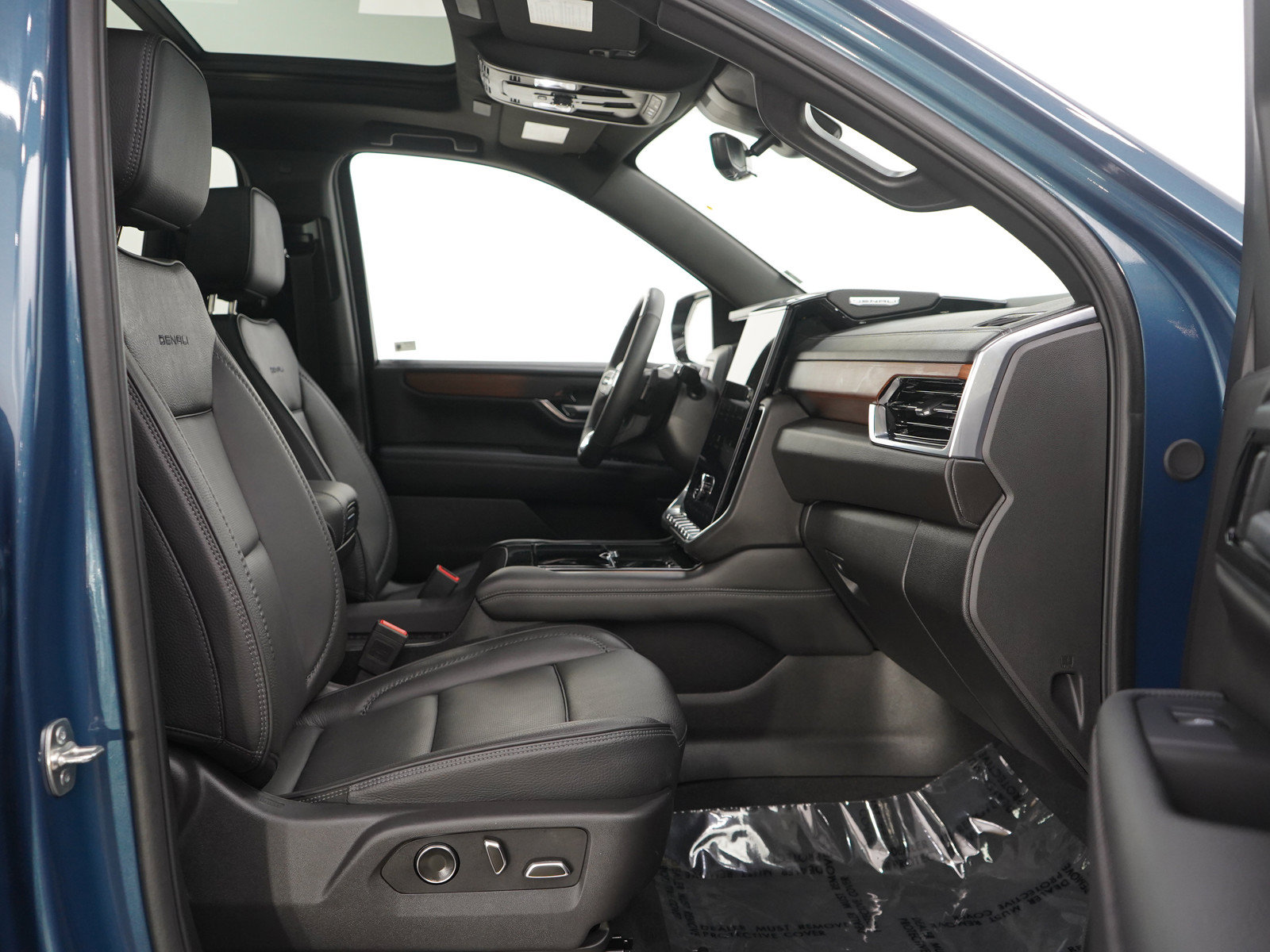 Used 2025 GMC Yukon XL Denali w/ Denali Reserve Package AWD/4WD image 11