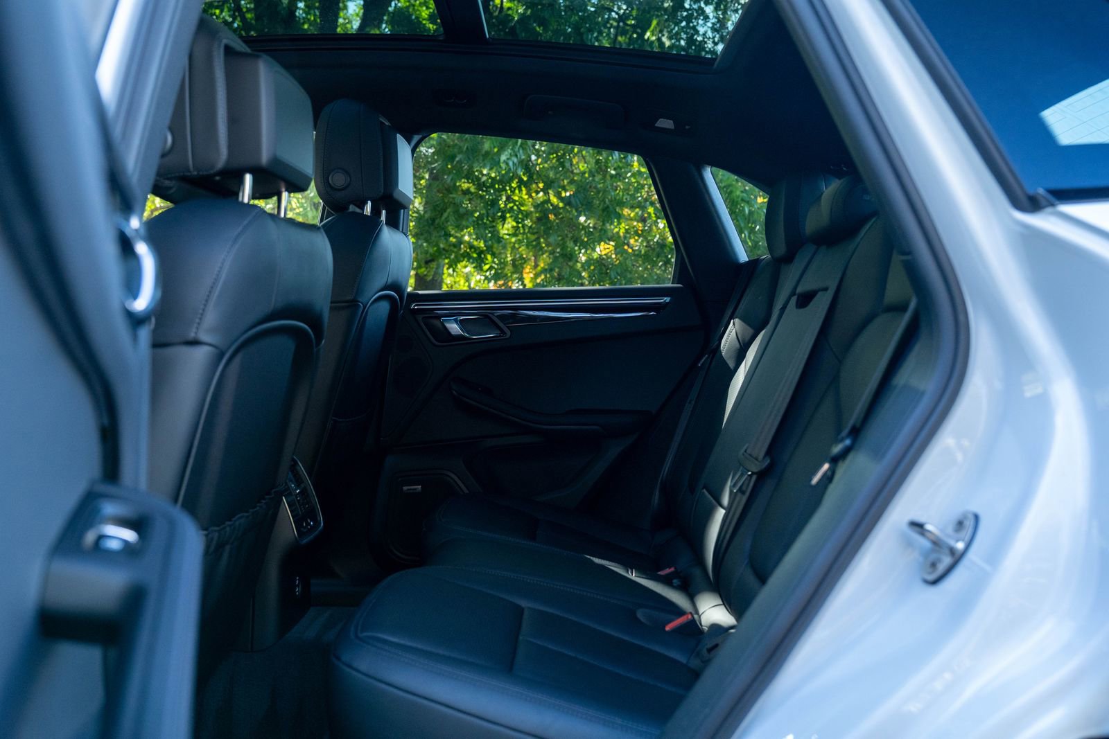 Certified 2025 Porsche Macan Base image 34