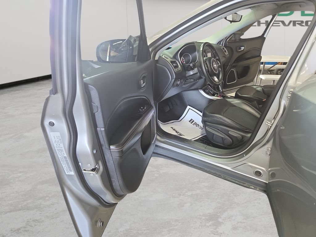 Used 2018 Jeep Compass Latitude w/ Cold Weather Group AWD/4WD image 38