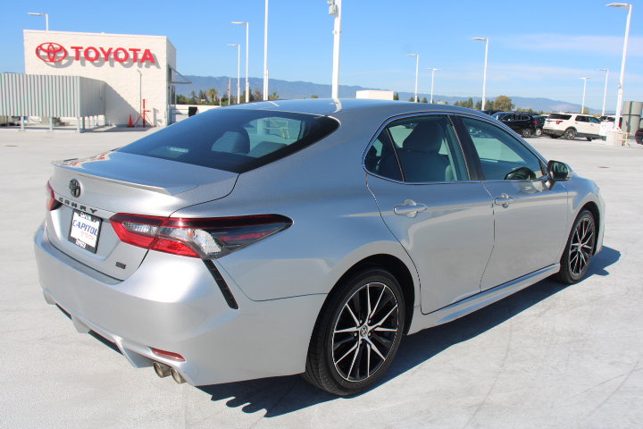 Used 2021 Toyota Camry SE image 3