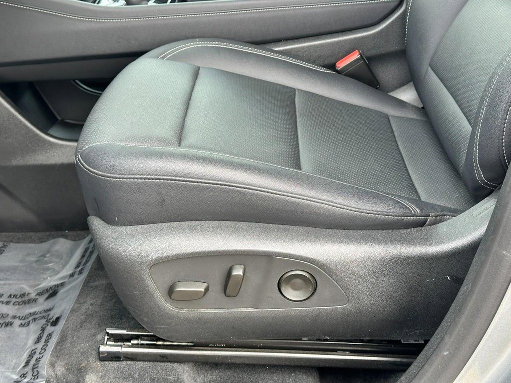 Used 2025 Chevrolet Traverse LT image 19