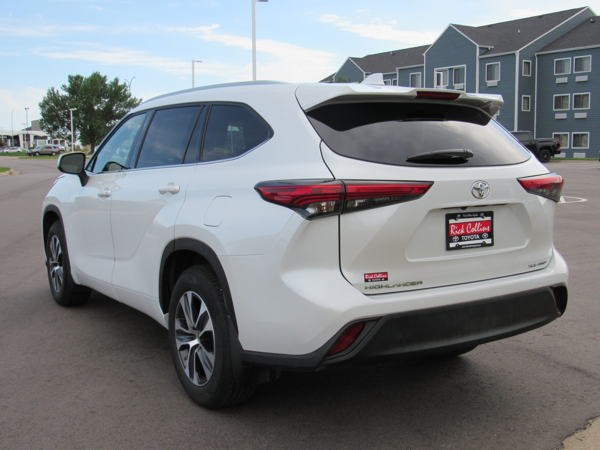 Used 2022 Toyota Highlander XLE AWD/4WD image 8