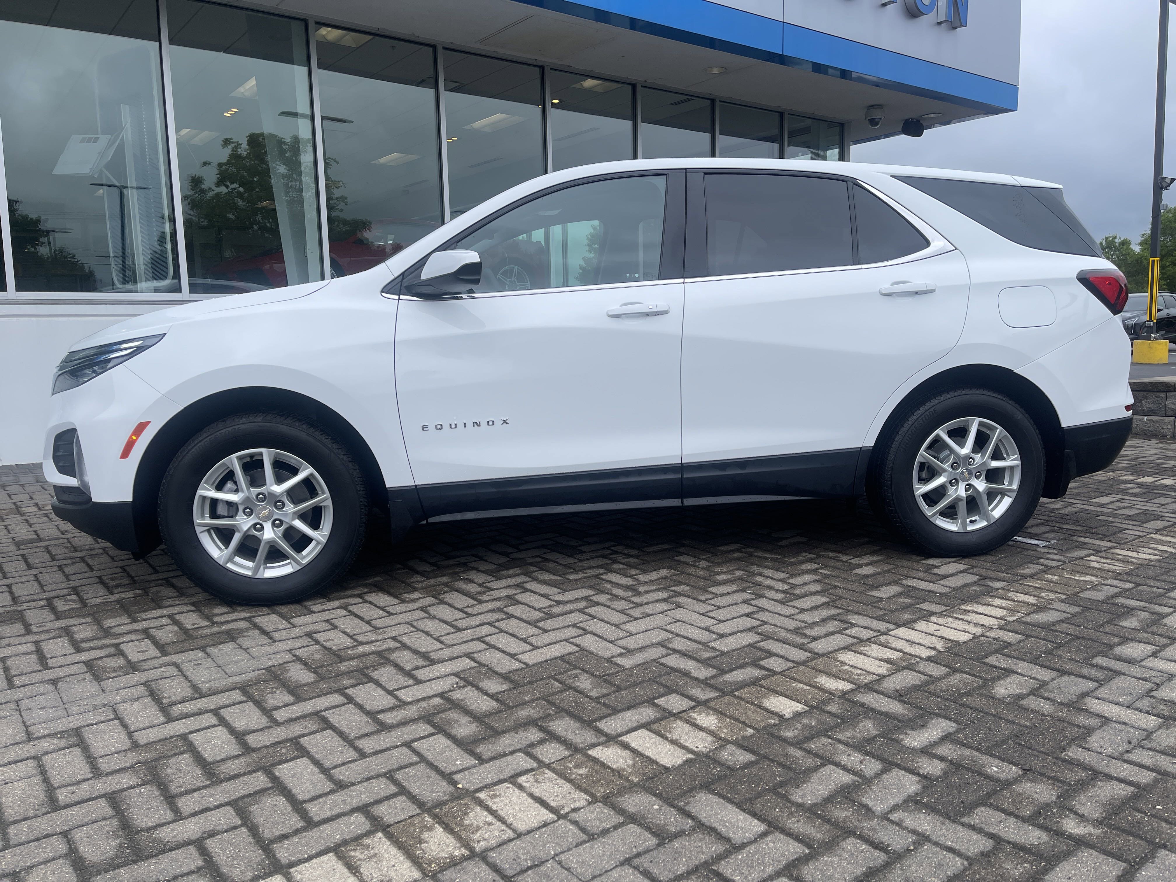 Used 2023 Chevrolet Equinox LT image 2