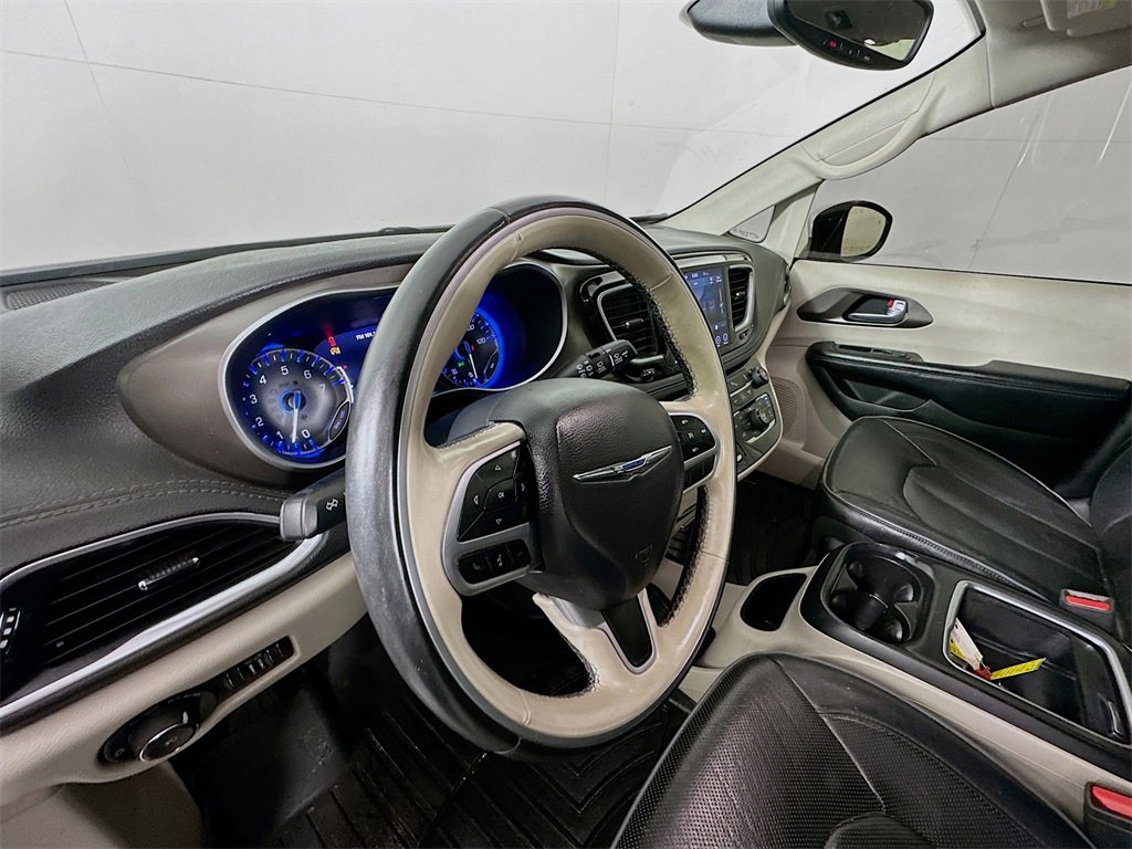 Used 2018 Chrysler Pacifica Limited image 9