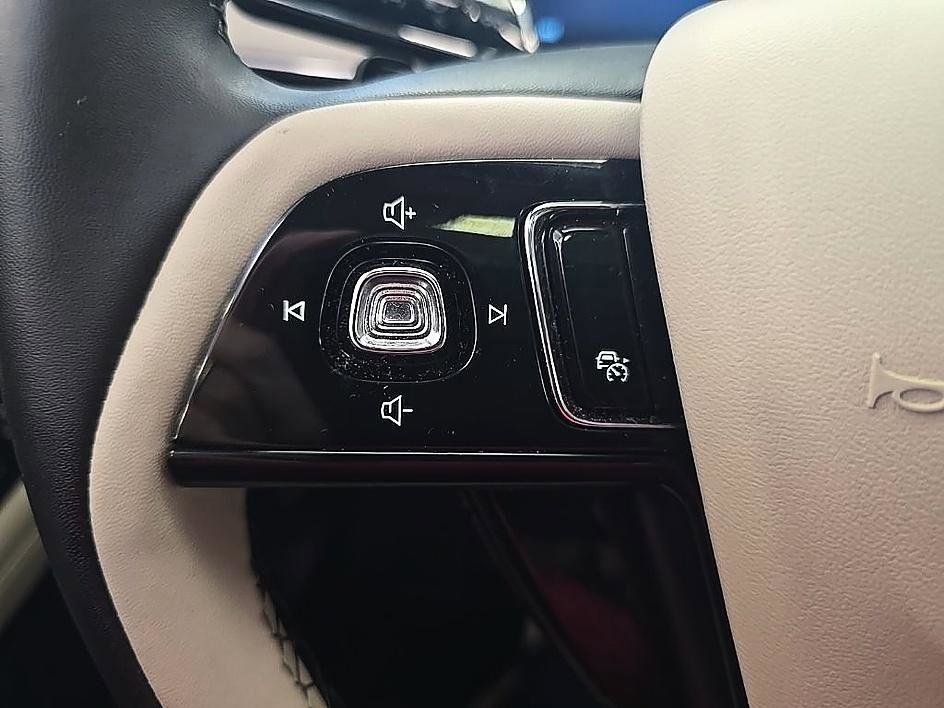 Used 2025 Lincoln Corsair AWD w/ Equipment Group 101A image 16