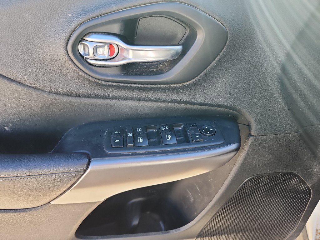 Used 2019 Jeep Cherokee Latitude w/ Popular Appearance Group image 18