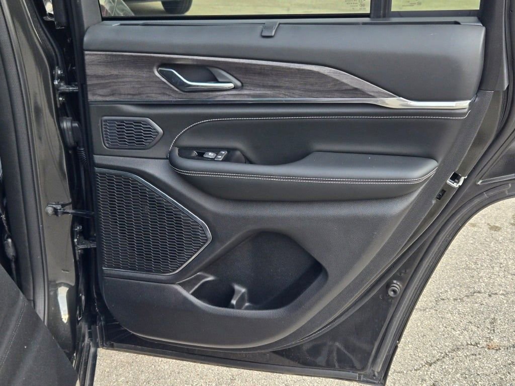 Certified 2024 Jeep Grand Cherokee Overland w/ Luxury Tech Group IV image 8