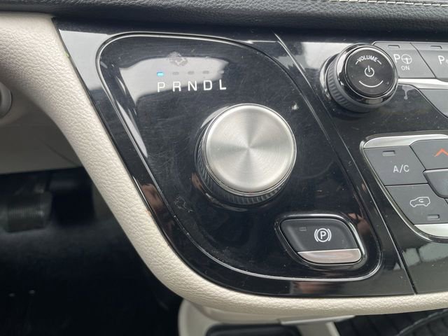 Used 2021 Chrysler Pacifica Touring-L w/ Premium & Safety Sphere Group image 16