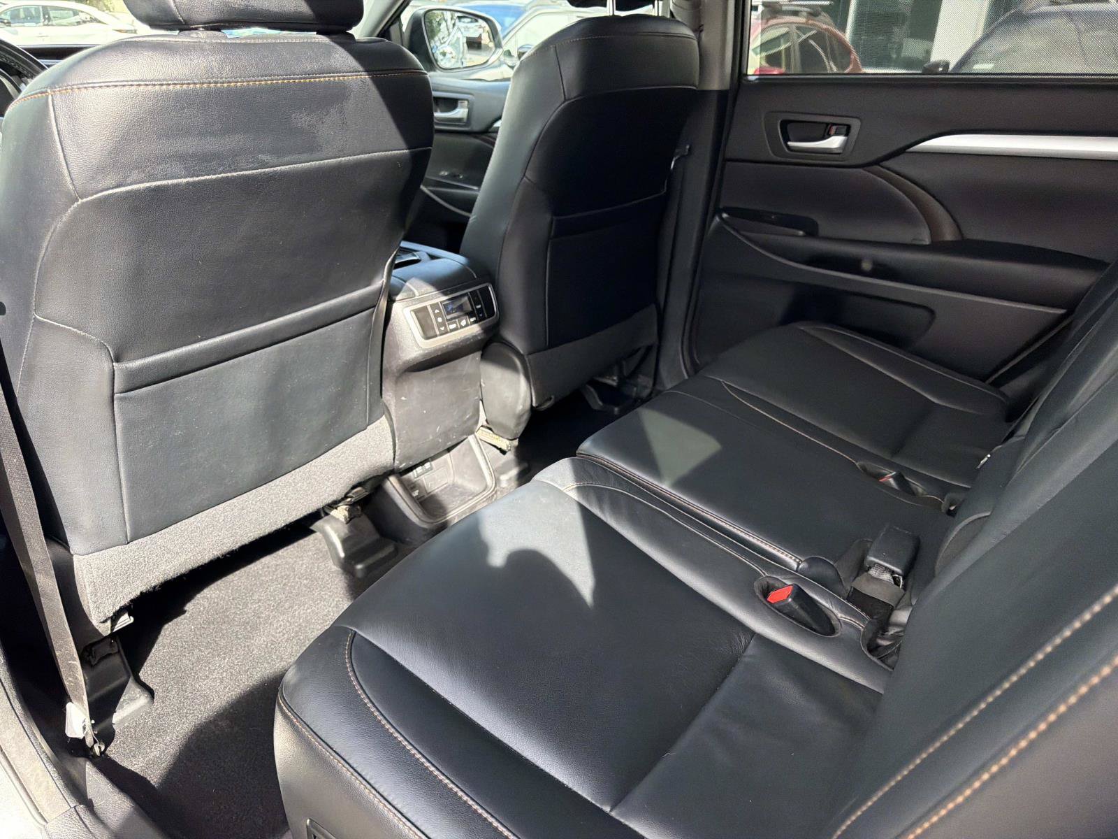 Used 2017 Toyota Highlander XLE w/ Carpet Mat Package AWD/4WD image 10