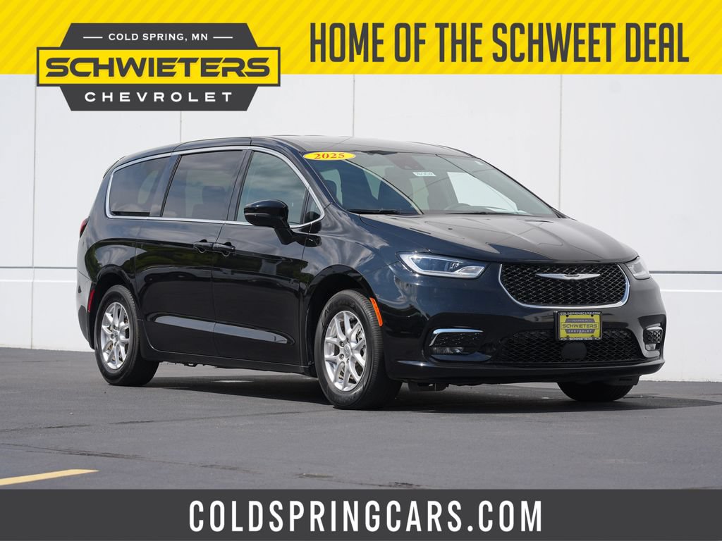 Used 2025 Chrysler Pacifica Select FWD image 1