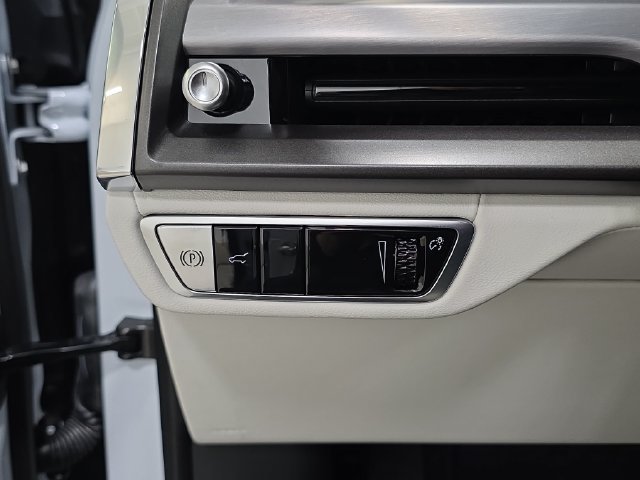New 2027 Cadillac Vistiq Luxury AWD/4WD image 23