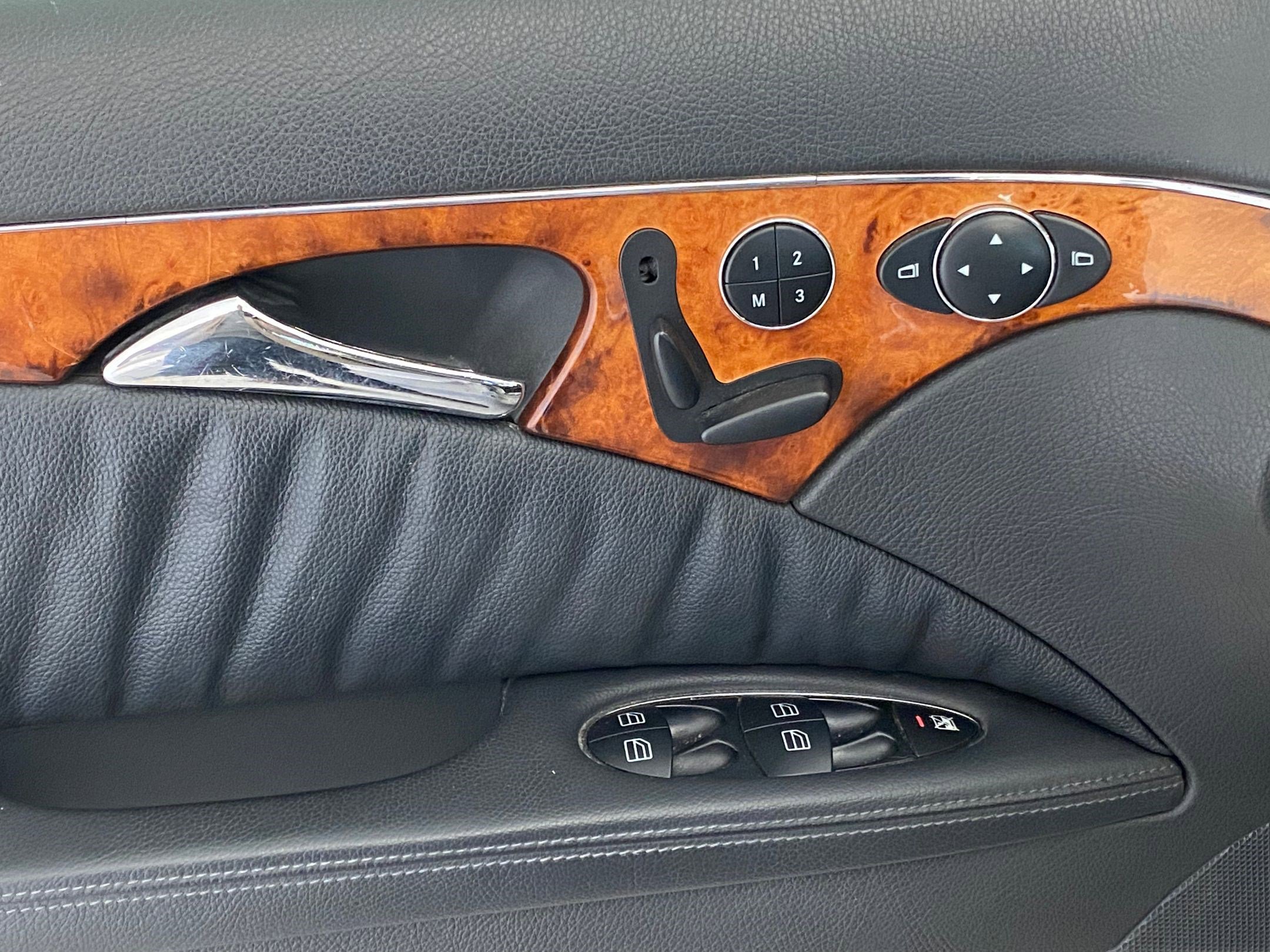 Used 2005 Mercedes-Benz E 500 4MATIC Sedan image 11