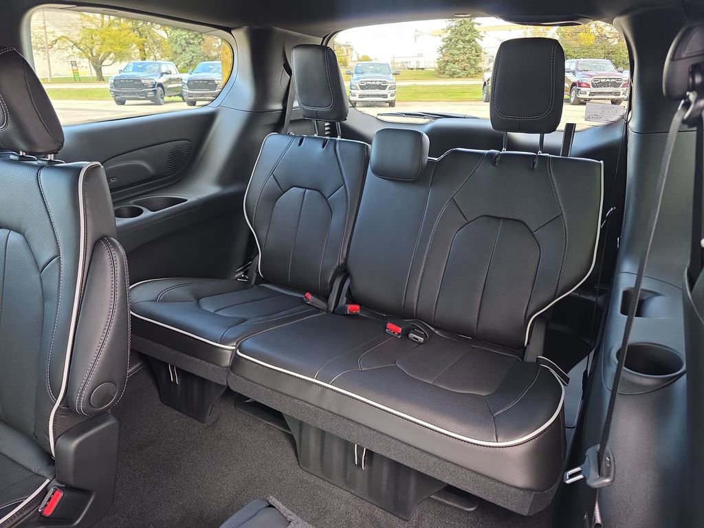 New 2026 Chrysler Pacifica Limited image 10