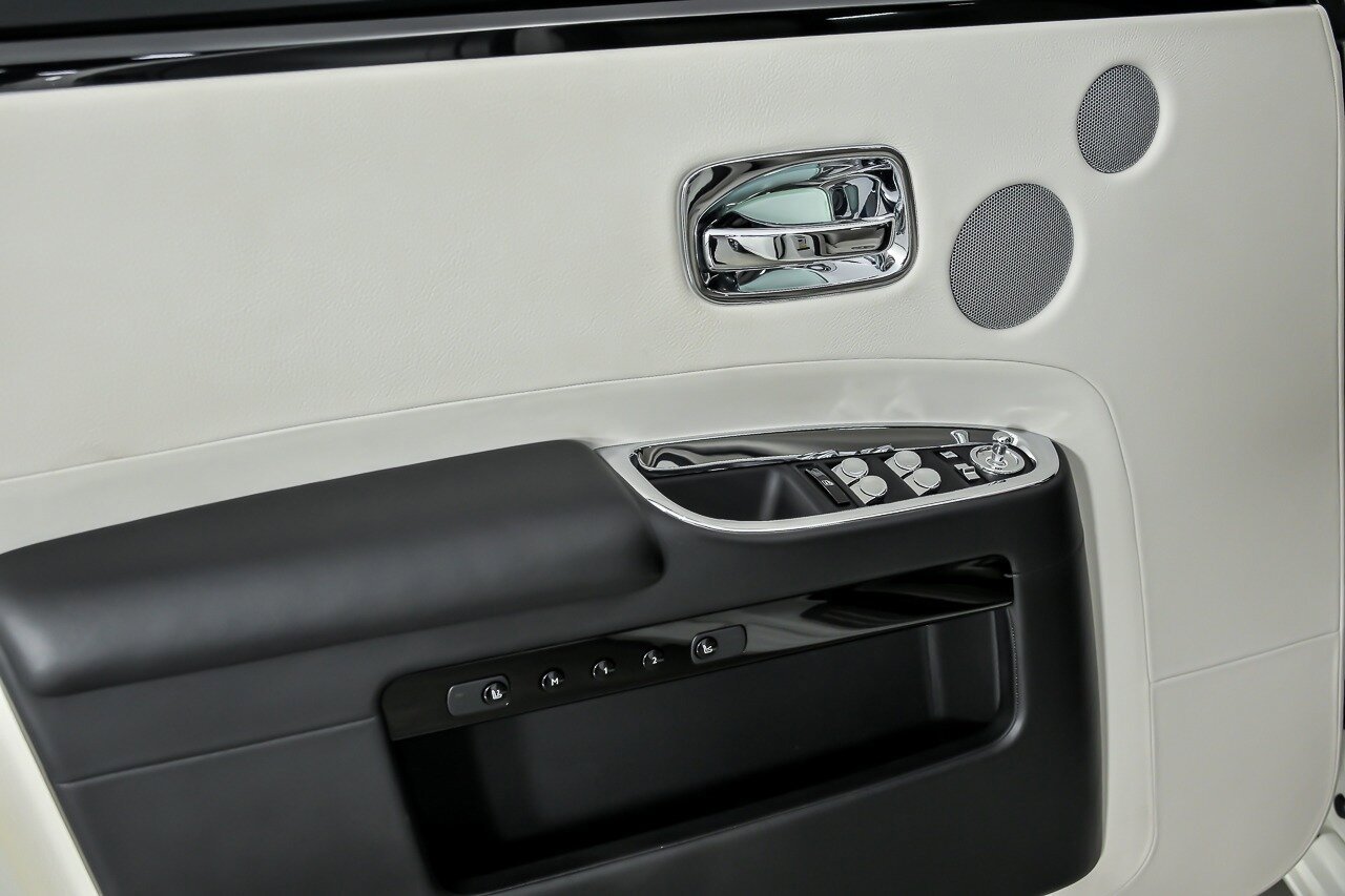 Used 2016 Rolls-Royce Ghost RWD image 18
