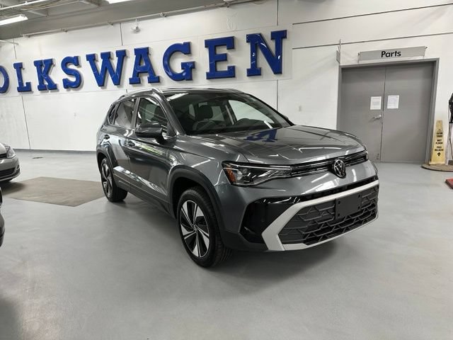 Used 2025 Volkswagen Taos SE AWD/4WD image 2