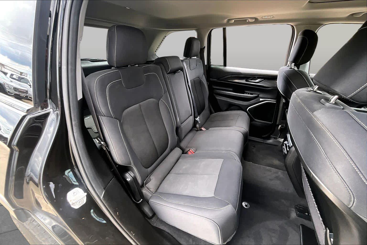 Used 2022 Jeep Grand Cherokee Laredo w/ Luxury Tech Group I AWD/4WD image 20