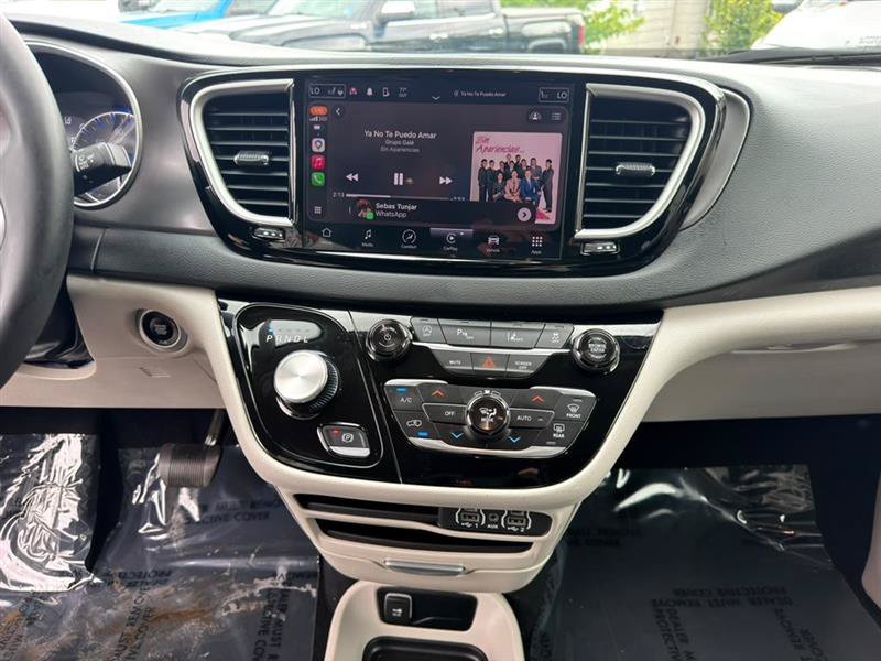 Used 2024 Chrysler Pacifica Touring-L FWD image 13