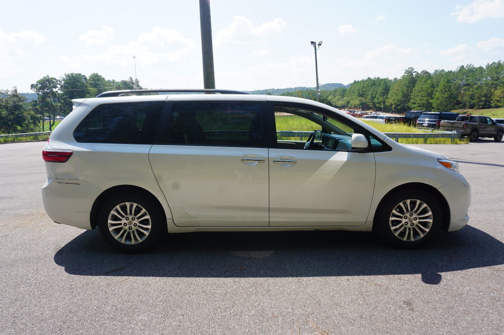 Used 2015 Toyota Sienna XLE Premium FWD image 28