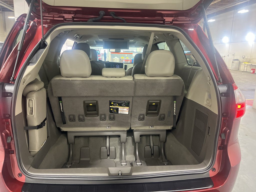 Used 2020 Toyota Sienna XLE Premium w/ Carpet Mat Package FWD image 28