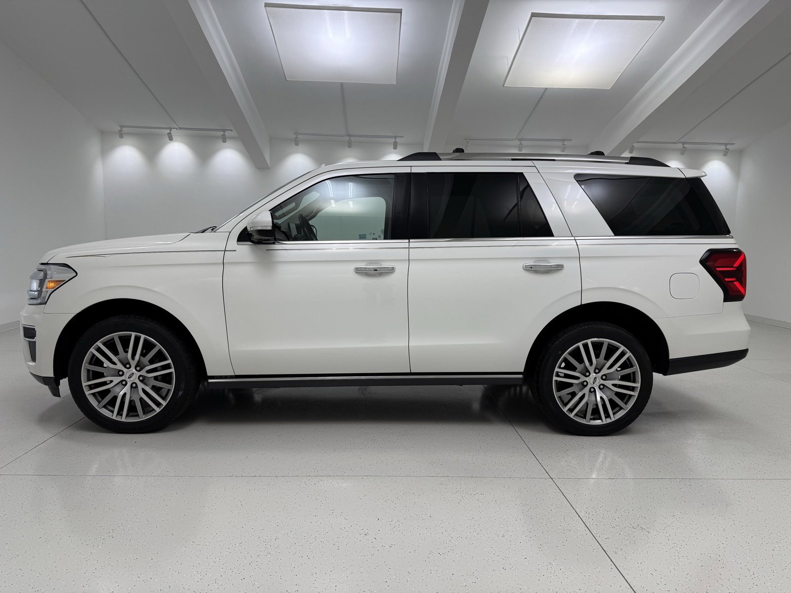 Used 2022 Ford Expedition Limited image 4