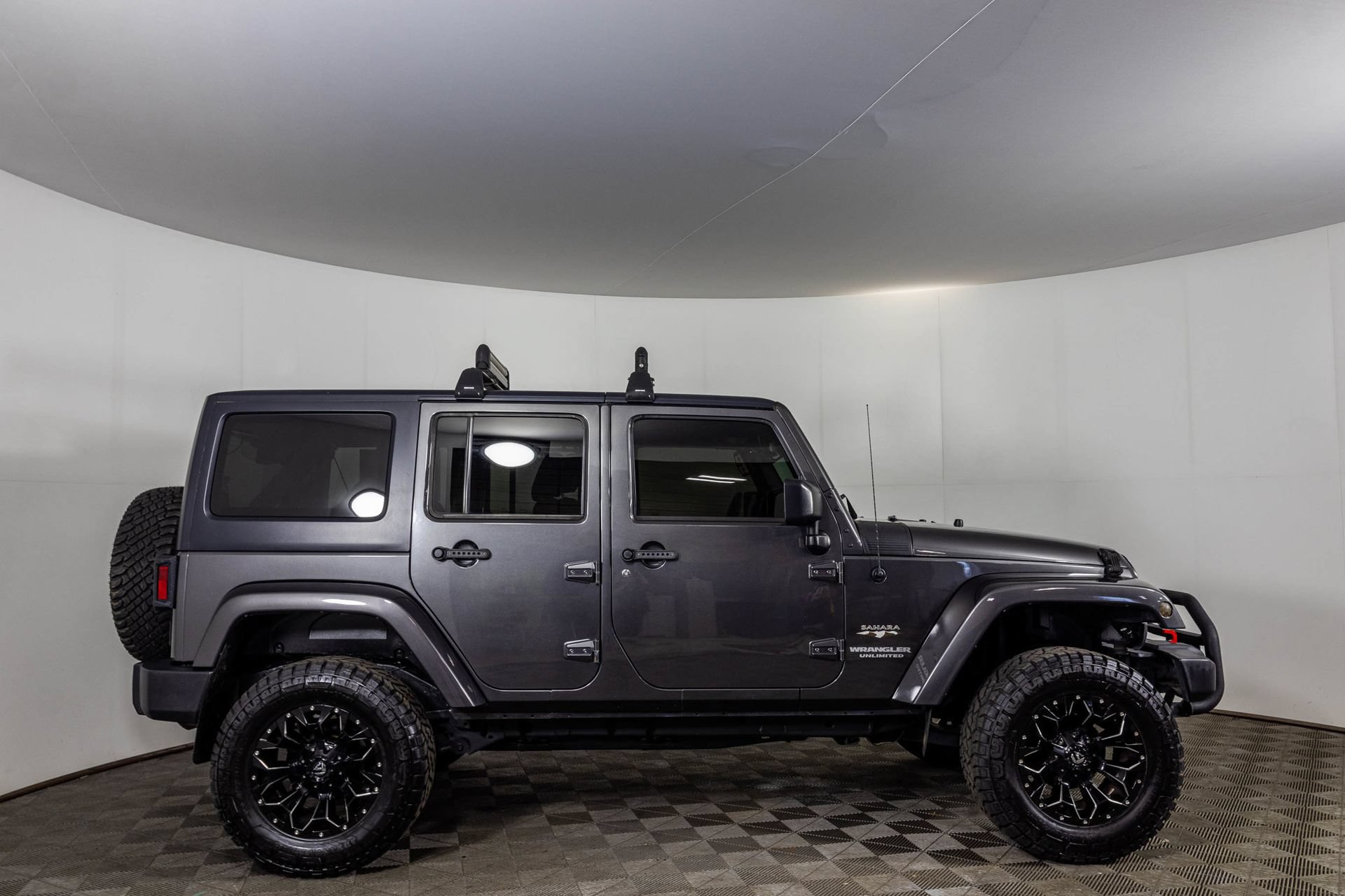 Used 2017 Jeep Wrangler Unlimited Sahara w/ Connectivity Group AWD/4WD image 12