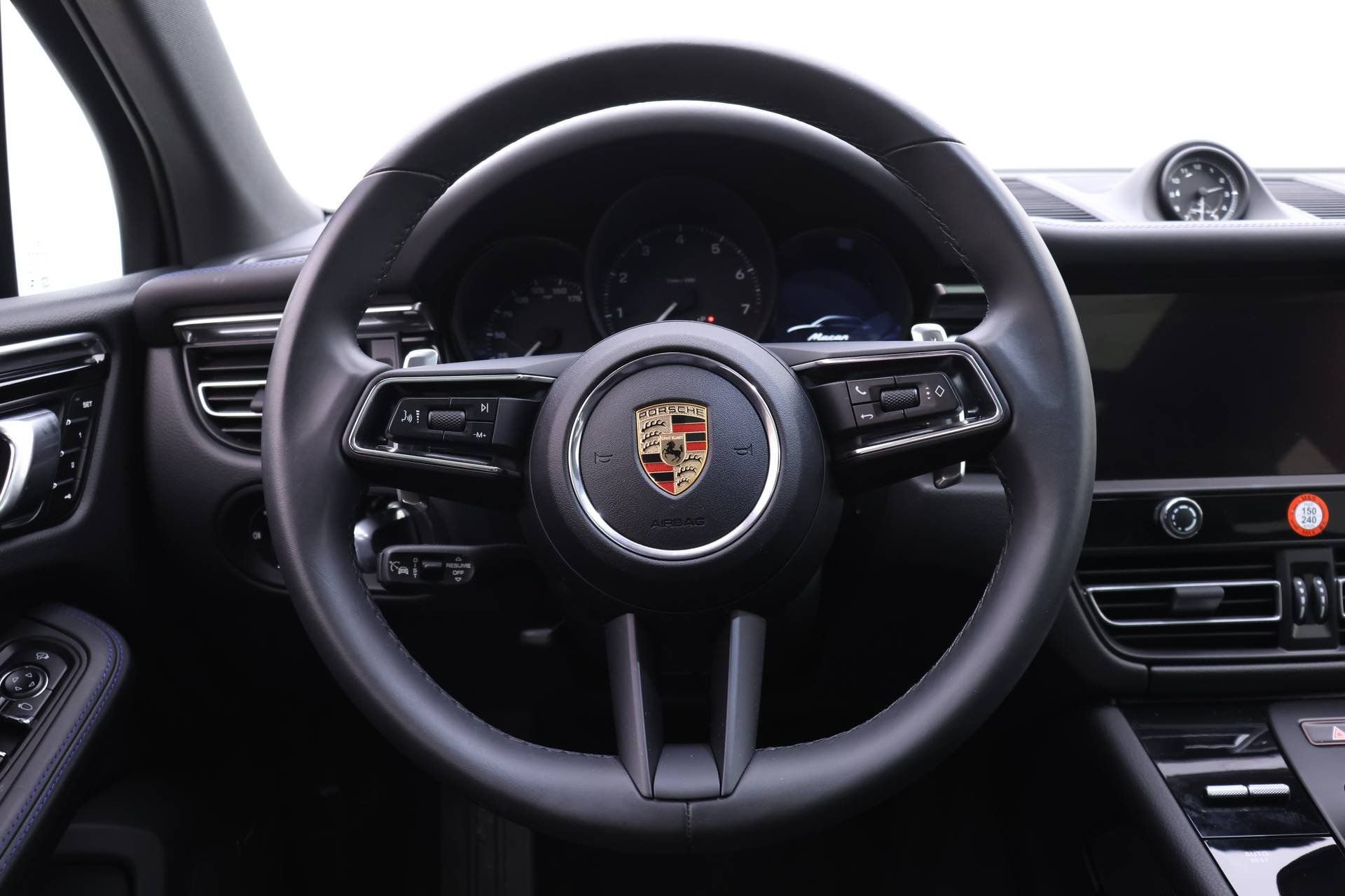 Used 2025 Porsche Macan AWD/4WD image 19