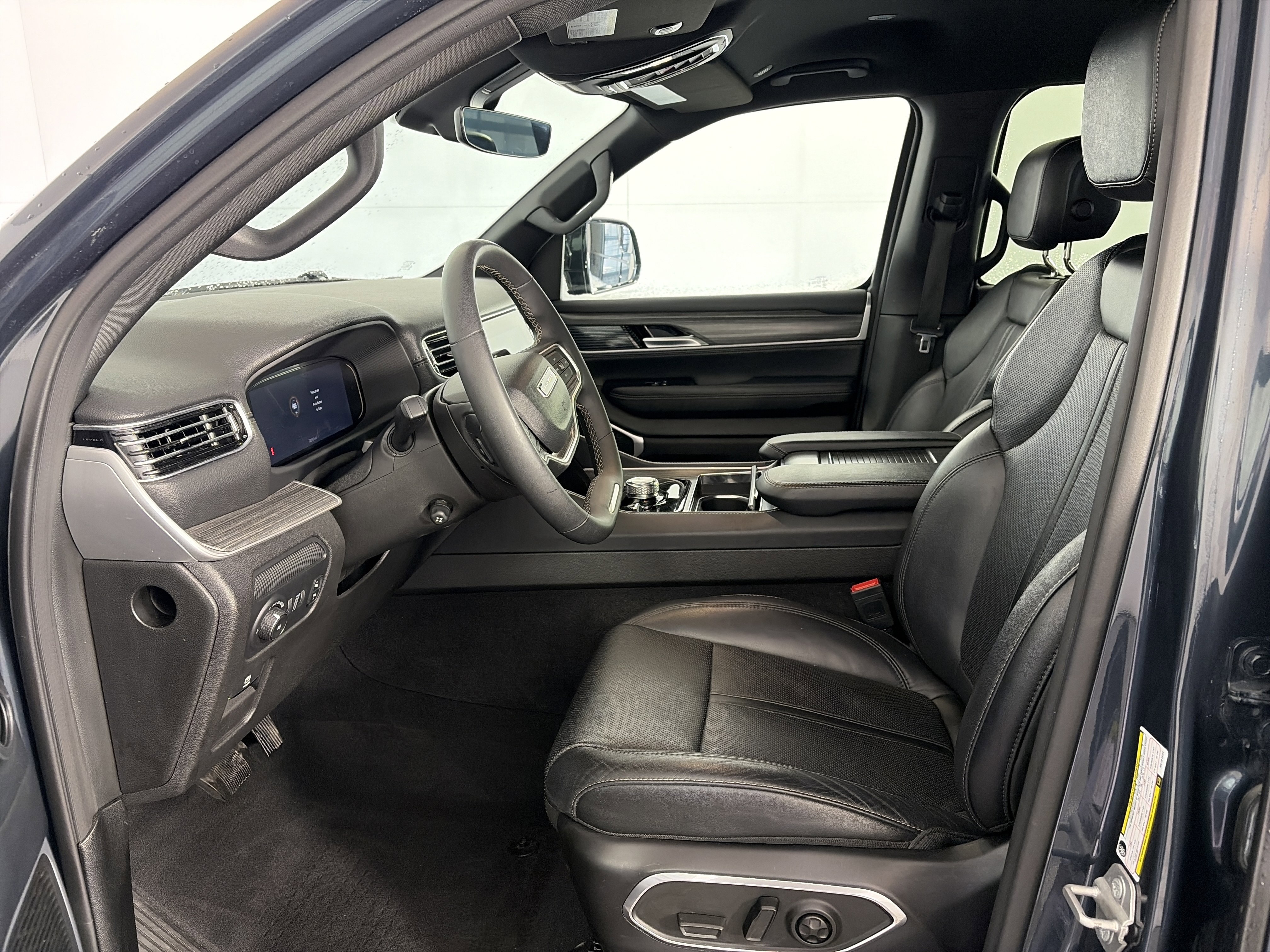 Used 2024 Jeep Wagoneer L Series II w/ Flexible Seating Group image 6