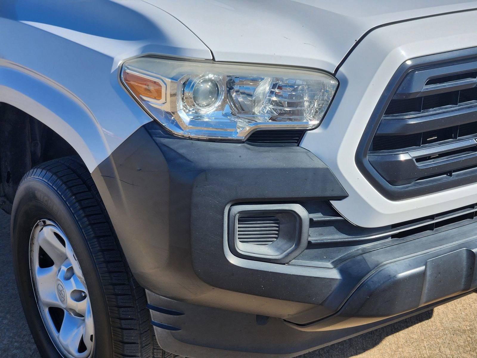 Used 2018 Toyota Tacoma SR image 11