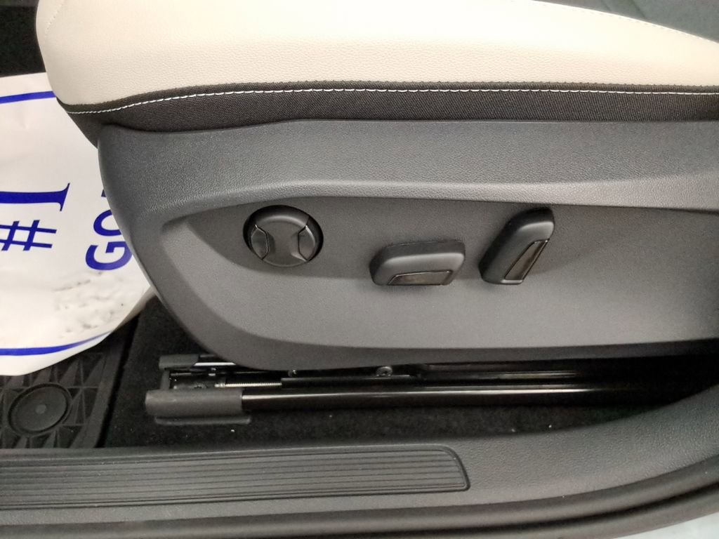 Used 2025 Volkswagen Taos SE image 17