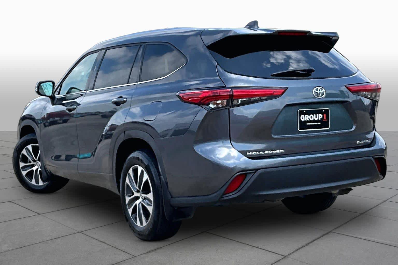 Used 2021 Toyota Highlander XLE AWD/4WD image 12