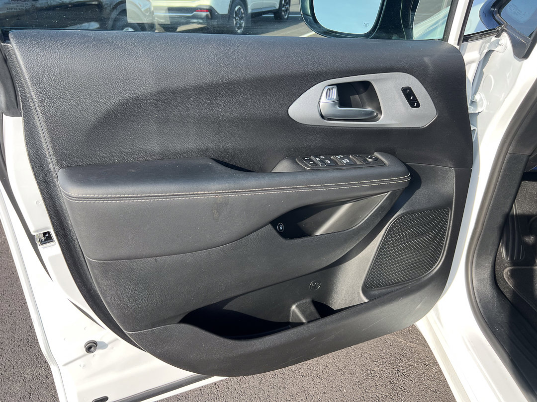 Used 2024 Chrysler Pacifica Limited image 16