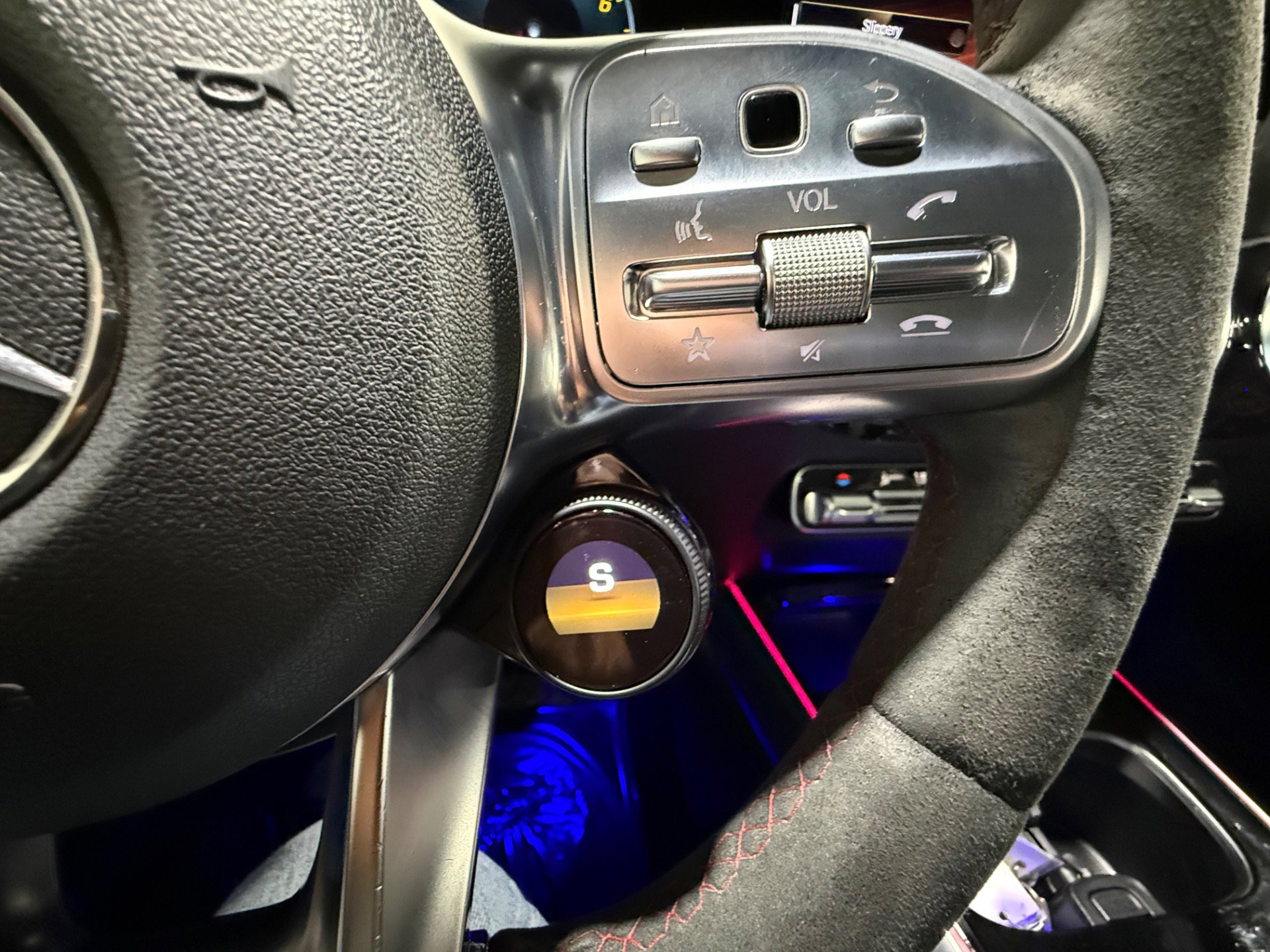 Used 2022 Mercedes-Benz GLA 35 AMG 4MATIC w/ Premium Package Lite image 43