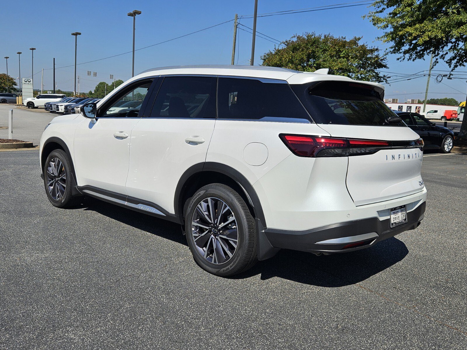 Used 2026 INFINITI QX60 Luxe w/ Cargo Package FWD image 8